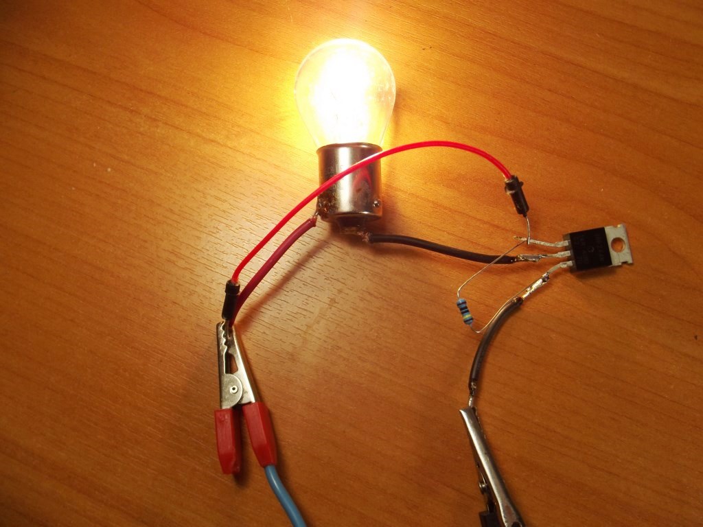 Почему полевой транзистор пропускает ток